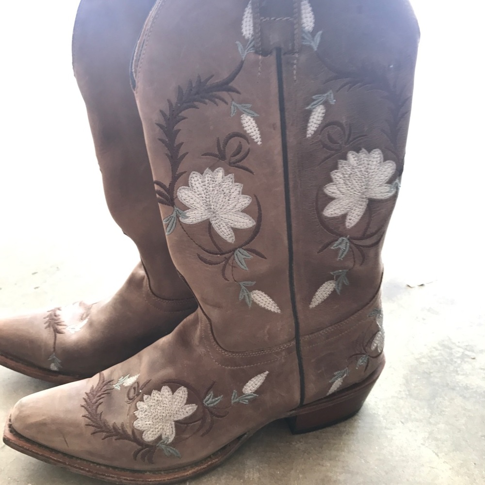 Shayanne cowgirl boots!